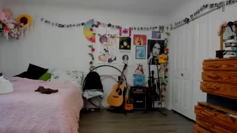 Snapshot of tiggerrosey chatting on 09.15.25   All my Links online show from 09.15.25