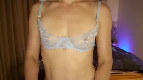 Snapshot of timissi chatting on 09.18.25 Timis but I prefer you whisper to my ear my girl online show from 09.18.25