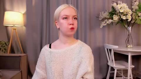 Snapshot of tinastevenson chatting on 11.04.25 Annie online show from 11.04.25