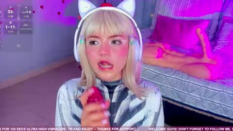 Snapshot of tiny__emmy chatting on 02.17.25 Emmy blue berry1 online show from 02.17.25