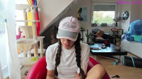 Snapshot of tiny_williams chatting on 10.05.25 Tiny online show from 10.05.25