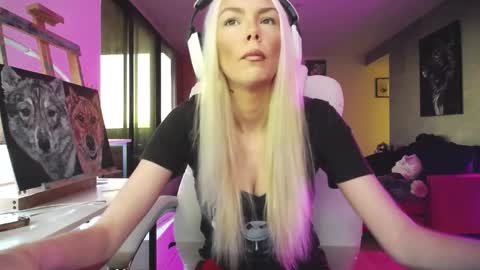 stage Kylie Sinner  brand CLITBAIT online show from 10.24.25