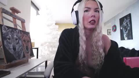 stage Kylie Sinner  brand CLITBAIT online show from 11.16.25