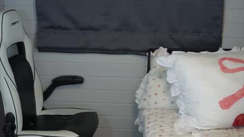 Snapshot of tinyxstar chatting on 10.01.25 Lili online show from 10.01.25