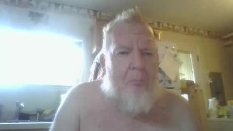 Snapshot of tiusflow chatting on 10.28.25 tiusflow online show from 10.28.25