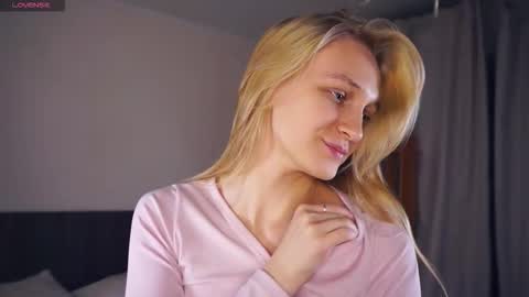 Snapshot of tobicovitt chatting on 11.18.25 Mary online show from 11.18.25