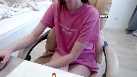 Snapshot of token___ chatting on 12.05.25 Arina online show from 12.05.25