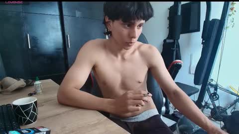 Snapshot of tokio2005 chatting on 12.16.25 tokio2005 online show from 12.16.25