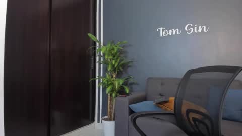 Snapshot of tom_sin_ chatting on 01.06.25 Tom Sin online show from 01.06.25
