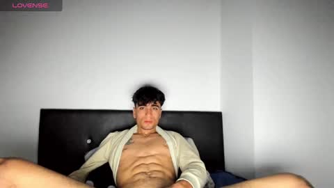 Snapshot of tom_walton chatting on 02.05.25 tom online show from 02.05.25