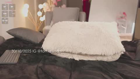 Snapshot of tomie_san chatting on 10.30.25 Tomie online show from 10.30.25