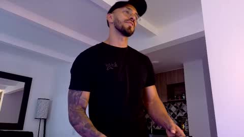 Snapshot of tony_muscle1 chatting on 10.21.25 tony muscle1 online show from 10.21.25