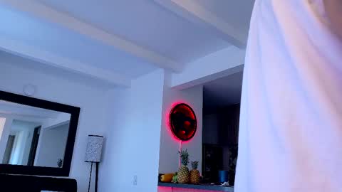 Snapshot of tony_muscle1 chatting on 10.25.25 tony muscle1 online show from 10.25.25