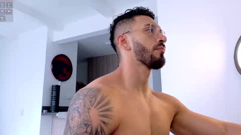 Snapshot of tony_muscle1 chatting on 11.02.25 tony muscle1 online show from 11.02.25