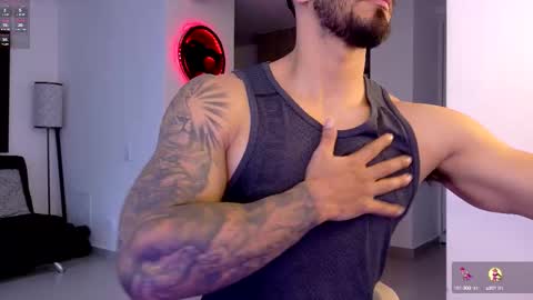 Snapshot of tony_muscle1 chatting on 11.04.25 tony muscle1 online show from 11.04.25