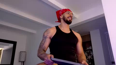 Snapshot of tony_muscle1 chatting on 11.18.25 tony muscle1 online show from 11.18.25