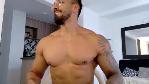 Snapshot of tony_muscle1 chatting on 02.14.26 tony muscle1 online show from 02.14.26