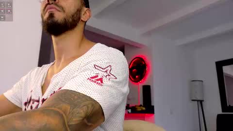 Snapshot of tony_muscle1 chatting on 03.25.26 tony muscle1 online show from 03.25.26