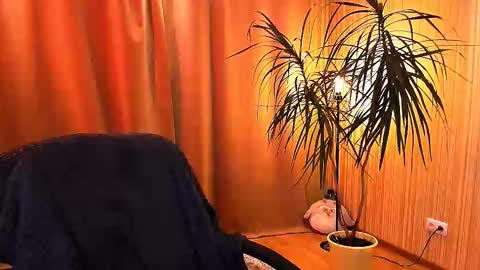 Snapshot of too_beautiful chatting on 10.02.25 Elizabeth online show from 10.02.25