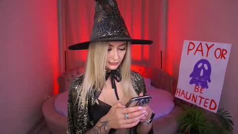 Snapshot of top_grace chatting on 10.31.25 top_grace online show from 10.31.25