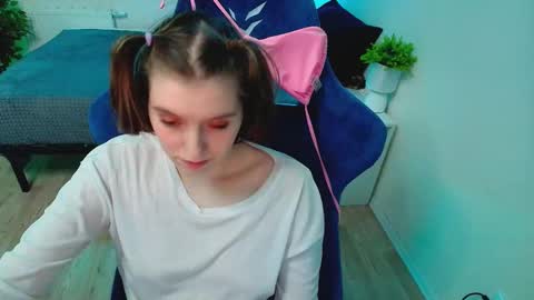 Snapshot of topcranberry chatting on 12.13.25 topcranberry online show from 12.13.25