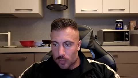 Snapshot of toro_arrapato chatting on 11.28.25 toro_arrapato online show from 11.28.25