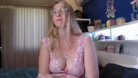Snapshot of total_aussie_milfs chatting on 06.21.26 Milly online show from 06.21.26