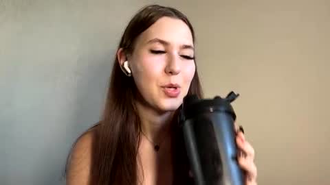 Snapshot of tracievanier chatting on 06.14.26 Thea online show from 06.14.26