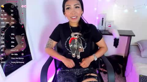 Snapshot of tracy_lambo chatting on 10.29.25 tracy online show from 10.29.25