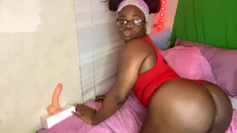 Snapshot of transgirl_omi chatting on 02.08.25 TransDomme Omi online show from 02.08.25