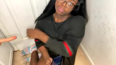 Snapshot of transgirl_omi chatting on 10.01.25 TransDomme Omi online show from 10.01.25