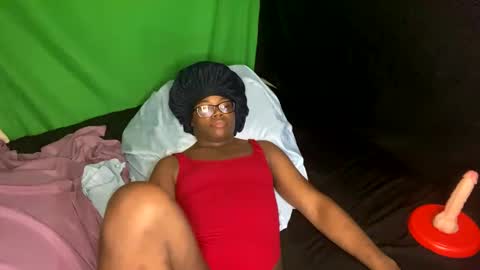 Snapshot of transgirl_omi chatting on 03.12.26 TransDomme Omi online show from 03.12.26