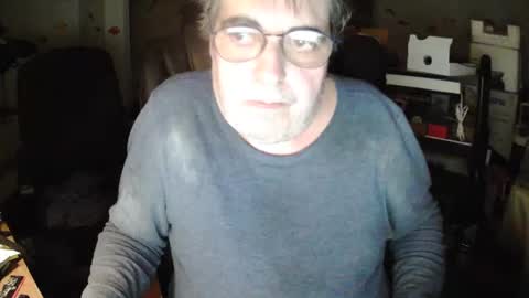 Snapshot of transmtfhello chatting on 12.04.25 Peter online show from 12.04.25