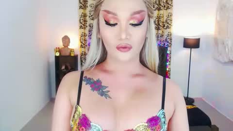 Snapshot of transplayfullolivia chatting on 09.16.25 KYLIE BELLA  TS online show from 09.16.25