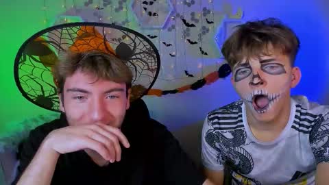 Snapshot of travis_wolf_ chatting on 10.23.25 Travis online show from 10.23.25