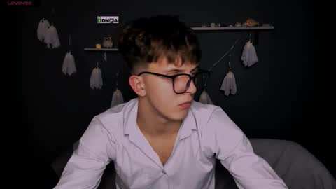 Snapshot of travis_wolf_ chatting on 10.29.25 Travis online show from 10.29.25