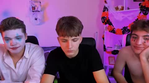 Snapshot of travis_wolf_ chatting on 10.31.25 Travis online show from 10.31.25