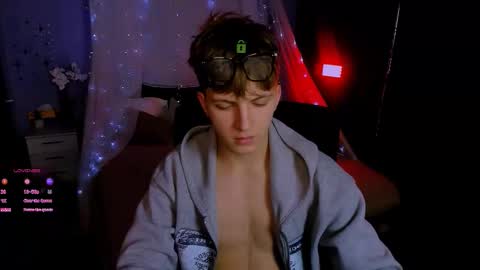 Snapshot of travis_wolf_ chatting on 11.05.25 Travis online show from 11.05.25