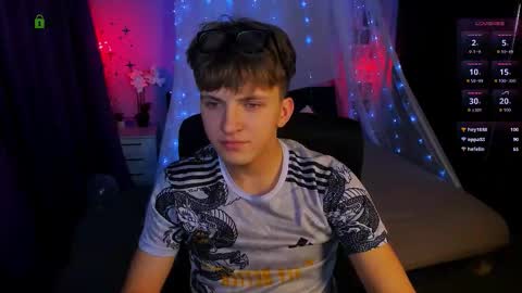 Snapshot of travis_wolf_ chatting on 11.06.25 Travis online show from 11.06.25