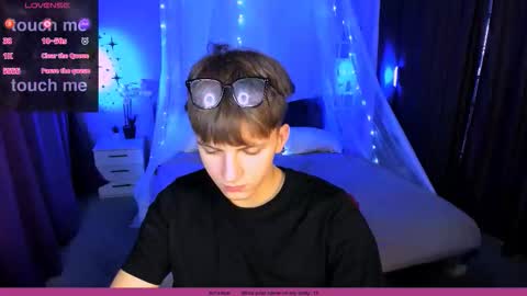 Snapshot of travis_wolf_ chatting on 11.08.25 Travis online show from 11.08.25