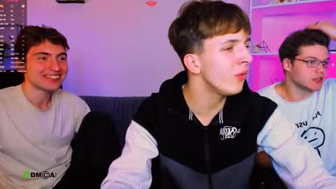 Snapshot of travis_wolf_ chatting on 11.13.25 Travis online show from 11.13.25