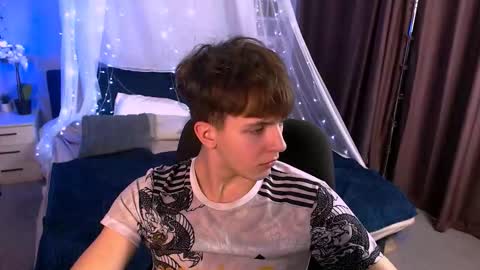 Snapshot of travis_wolf_ chatting on 11.23.25 Travis online show from 11.23.25