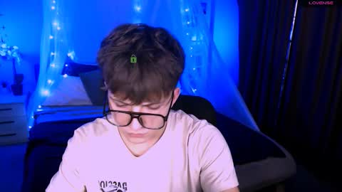 Snapshot of travis_wolf_ chatting on 11.24.25 Travis online show from 11.24.25