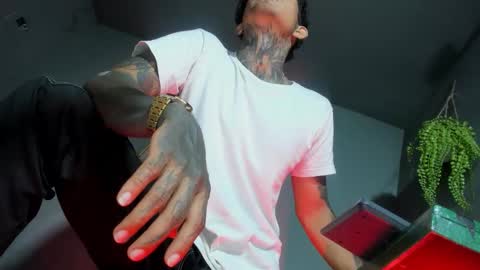 TRAV - INDEPENDENT MODEL online show from 10.23.25