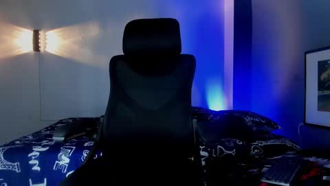 TRAV - INDEPENDENT MODEL online show from 11.12.25