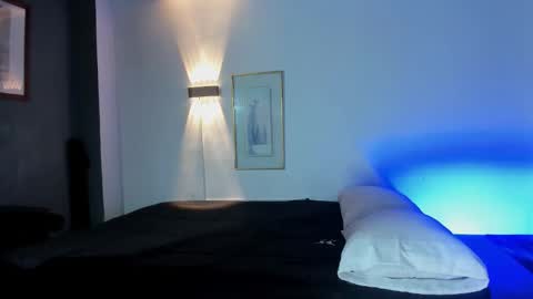 TRAV - INDEPENDENT MODEL online show from 11.30.25