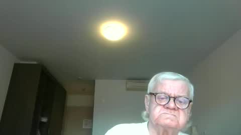 Snapshot of trekbeestje1 chatting on 12.15.25 trekbeestje online show from 12.15.25