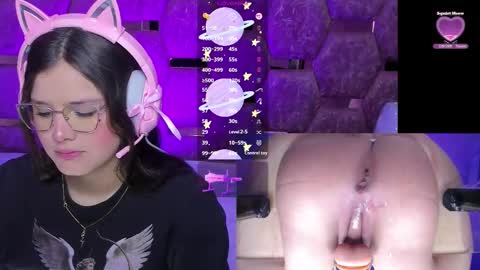 Snapshot of trianna__ chatting on 11.29.25 Trianna online show from 11.29.25