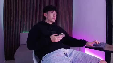 Troy online show from 11.04.25