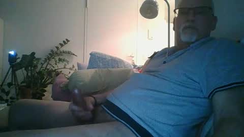 Snapshot of trukturk chatting on 04.27.26 trukturk online show from 04.27.26